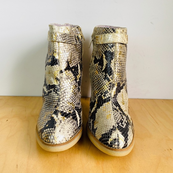 Paolo Corelli Womens Embossed Leather Ankle Boots, 8. - Picture 7 of 7